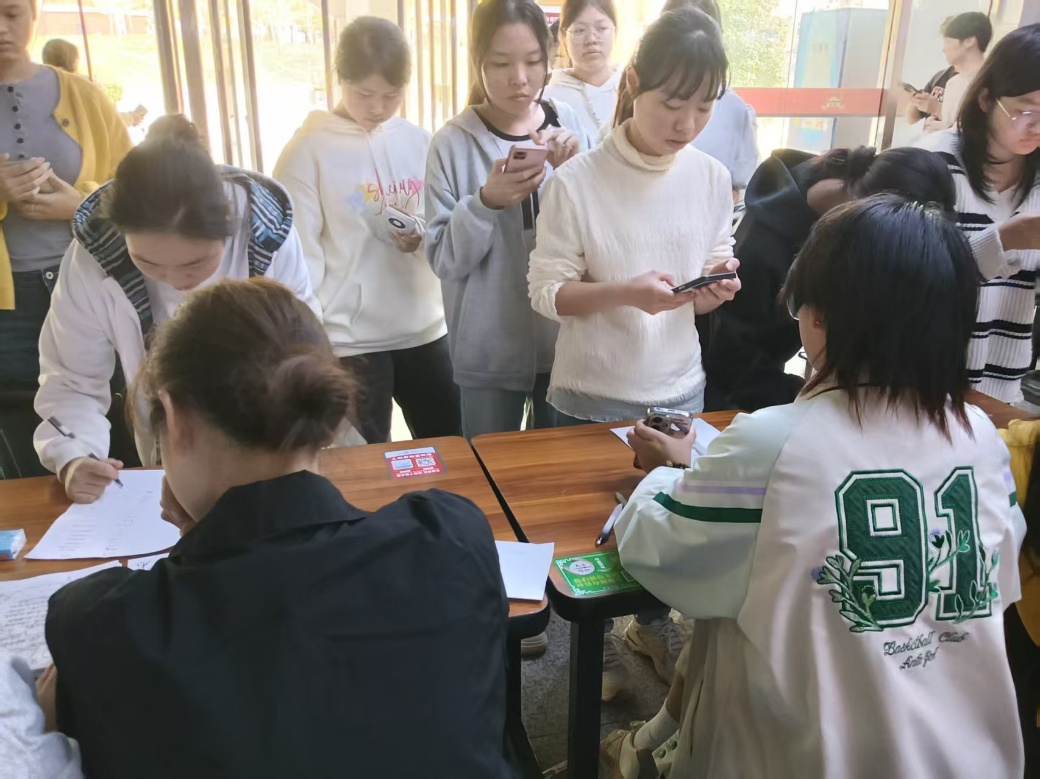 一群小孩在桌子上

AI 生成的内容可能不正确。