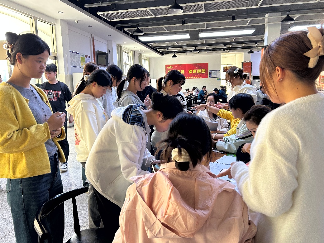 一群人在交谈

AI 生成的内容可能不正确。