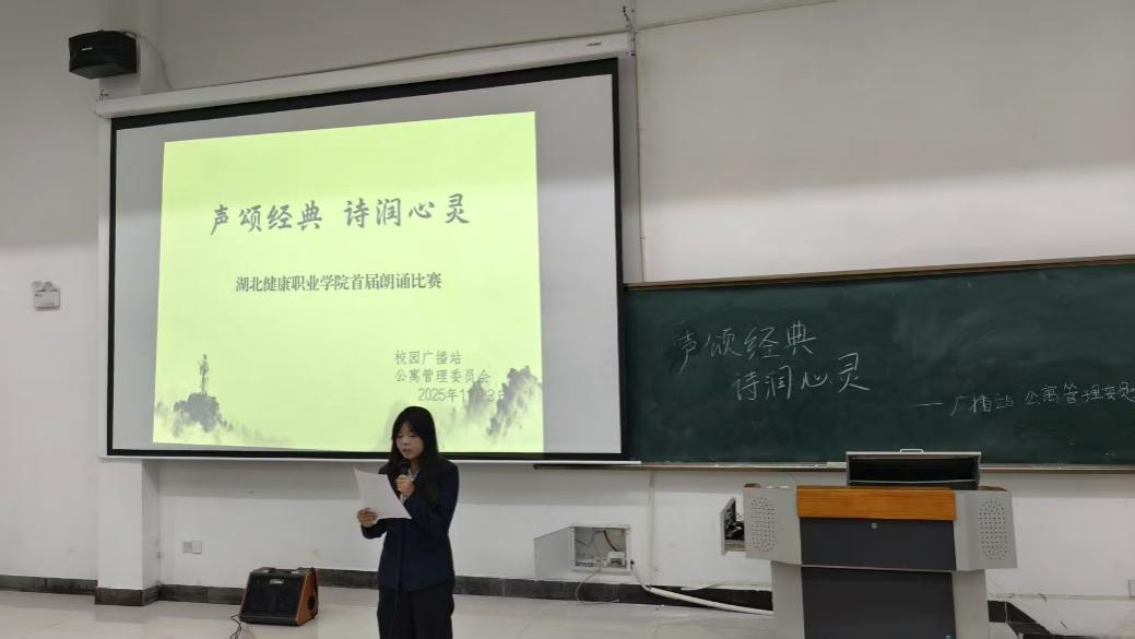 图片包含 室内, 女人, 站, 男人AI 生成的内容可能不正确。