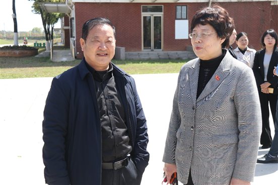 校长与程秘书长交谈图片